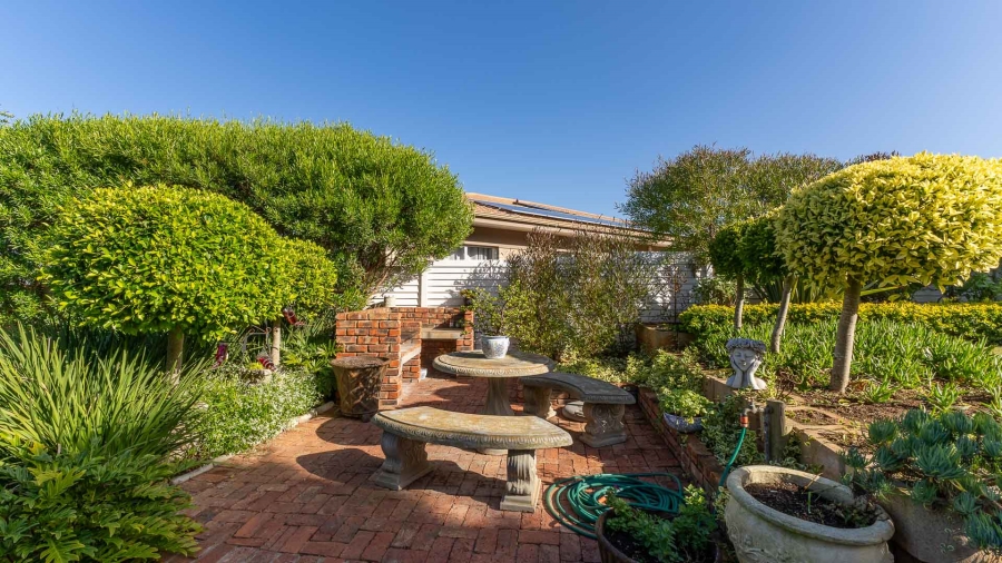 5 Bedroom Property for Sale in Outeniqua Strand Western Cape